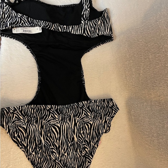 Bisou Bisou Black and White Swimsuit - Picture 6 of 7